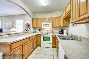 2 Mi to Dtwn Sebring! Pet-Friendly Retreat w/ Yard - Image 3