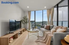 Stylish 1-Bedroom Gem a 6-Minute Walk to Westfield with Parking - Image 2