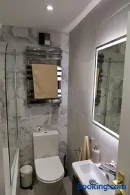 Stunning Modern 2 bed, 2 bath apartment with parking space - Image 4