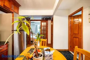 BEST LOCATION IN QUEENS, Everything is near by, PRIVATE ROOM, LaGuardia Airport 10min - Image 3