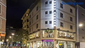 Aston Hotel - Image 1