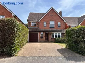 Spacious 4 Bed Home near Elizabeth Line, great for Contractors, Families, Groups & Insurance stays - Image 3