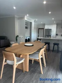 Welshpool - Port Welshpool Retreat - Family Group Friendly - Sleeps up to 6 - Boaters Retreat - All Accessible - Image 1