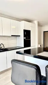 Blue Apartment with Free Parking - Image 3