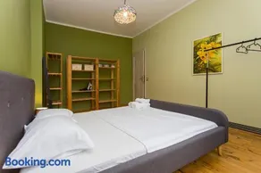 Colorful 2BDR Apartment in the City Center - Image 3