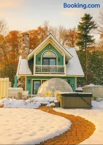 Traverse City Lake Front Luxury Getaway - Image 1