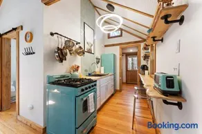 Perfect Couples Cabin Fireplace Firepit & Wine Nearby - Image 1