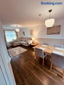Comfy 3 Bed House - Image 2