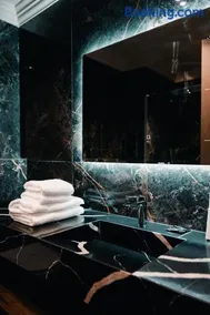 Royal-G Deluxe Hotel - Image 2