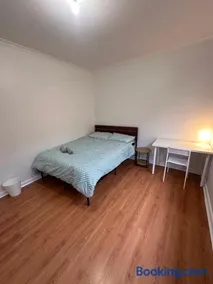 Comfortable Queen Room in Spacious Broadmeadows Home - CR5 - Image 3