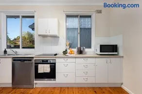 Aircabin - North Ryde - Sydney - 4 Beds House - Image 3