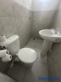 NOVO Ap Econômico em Paranaguá Completo com WiFi e Estacionamento Rotativo - Image 3
