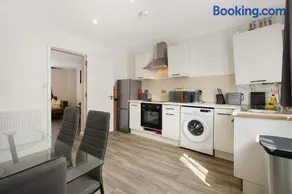 Bright 2BR Sleeps 4 Strong Wi-Fi by Stay With Us - Image 2