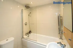 Swiss Cottage Hideaway Sleeps 8 Regents Park - Image 3