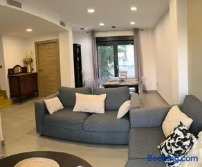 Casa con jardín, aparcamiento - Image 5