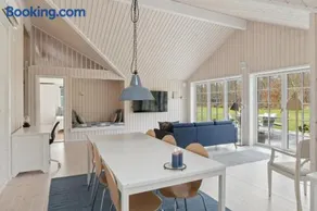 Modern Holiday Home With Large Garden Near Beach - Image 4