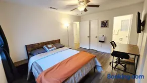 Private, Spacious, 4x Queen, 300 MBPS Internet with Backyard! - Image 1