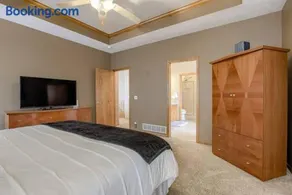 Spacious Pool House with tons of amenities! - Image 1