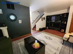 Retro 2 BR Home 6 mins to United Center with Parking - Image 2