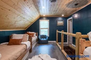 Captain's Cabin - Image 3