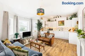 Queens Head Apartments Kingsholm inc parking - Image 4