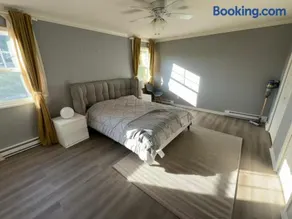 Bright and Cozy Modern Suite in Steventon Richmond - Image 2