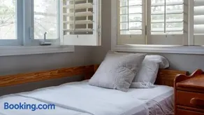 6 Bedroom Lakefront Main House in Sand Bay - Image 3