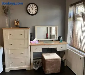 Twin Gates Annexe - Image 3