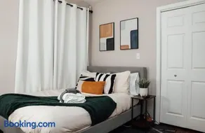 Modern & Spacious Stay by Northwestern Hospital Bronzeville - Image 4