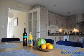 Beaney View House - Comfortable Spacious 4 Bedrooms En-suites House with Free Wifi and Parkings Located at quiet neighbourhood and easy access to town centre - Image 5