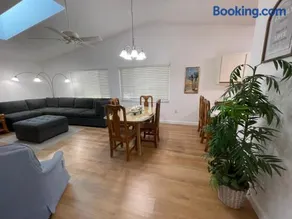 Stylish budget friendly retreat! - Image 1