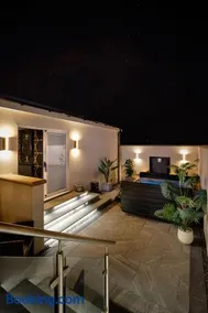 Swish Luxury Holiday Apartments 2 - Image 2