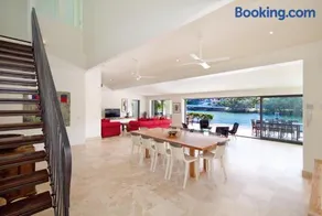Canalfront Retreat, Private Jetty & Pool - Image 2