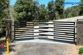 MK Estate - Gated Villa near Oakhurst, Bass Lake and Mariposa w EVcharger, Hot tub, Grill and Awesome Views! - Image 2