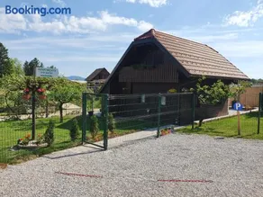 Charming tiny house "Pr Basc" in Ljubljana with cozy terrace and barbecue area - Image 2