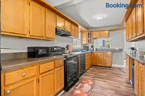 Cozy 3 Bedroom Near Airport And Downtown Detroit - Image 1