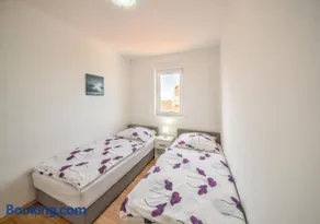 Apartment with 2 Bedrooms in Vrsi with Enclosed Garden and WiFi 350 m from The Beach - Image 3