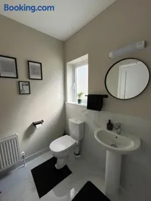 Cosy & Comfortable Room - Image 5