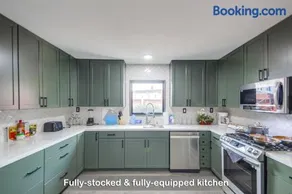 Entire Private Home with Gated Yard, 100 inch TV, 1 Gbps WiFi, 3 Bedrooms 2 Bathrooms Available Now - Image 3