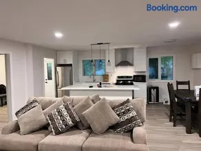 Marmora Hideaway – Cozy Waterfront Retreat - Image 2
