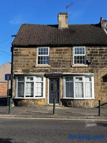 Guisborough 3-Bed, with parking, Walk to Pubs, Shops & Trails - Image 1