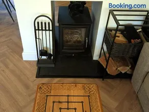 Newly Refurbished 3 Bed House with 2-Sided Wood Burner and Garden in Edinburgh - Image 4