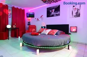 Love Room à deux pas de l'Océan avec Hammam, Sauna et Bain à 2 Surprise garantie - Image 2