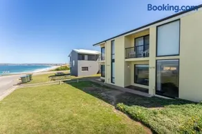 South Seas 5 - Absolute Beachfront Escape near Cafés - Image 1