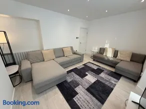 Luxury 4 Bedroom House in Harrow with Free Parking - Image 3