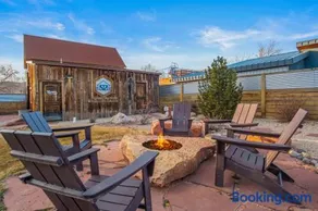 Timber & Tin E 2Bed 2Bath w Pool & Rooftop Deck - Image 1