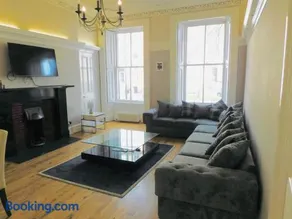 WEST END - Stunning, spacious, 3 bedroom, main door flat with private parking - Image 4