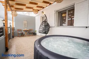 Luxury Getaway with Jacuzzi - Platanos House Salakos - Image 1