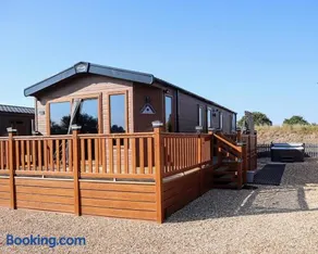 Amazing Lodge with Hot Tub - Image 3