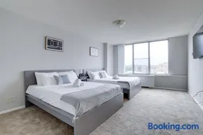 Fantastic 2 BR Apt + Den @Crystal City With Gym - Image 2